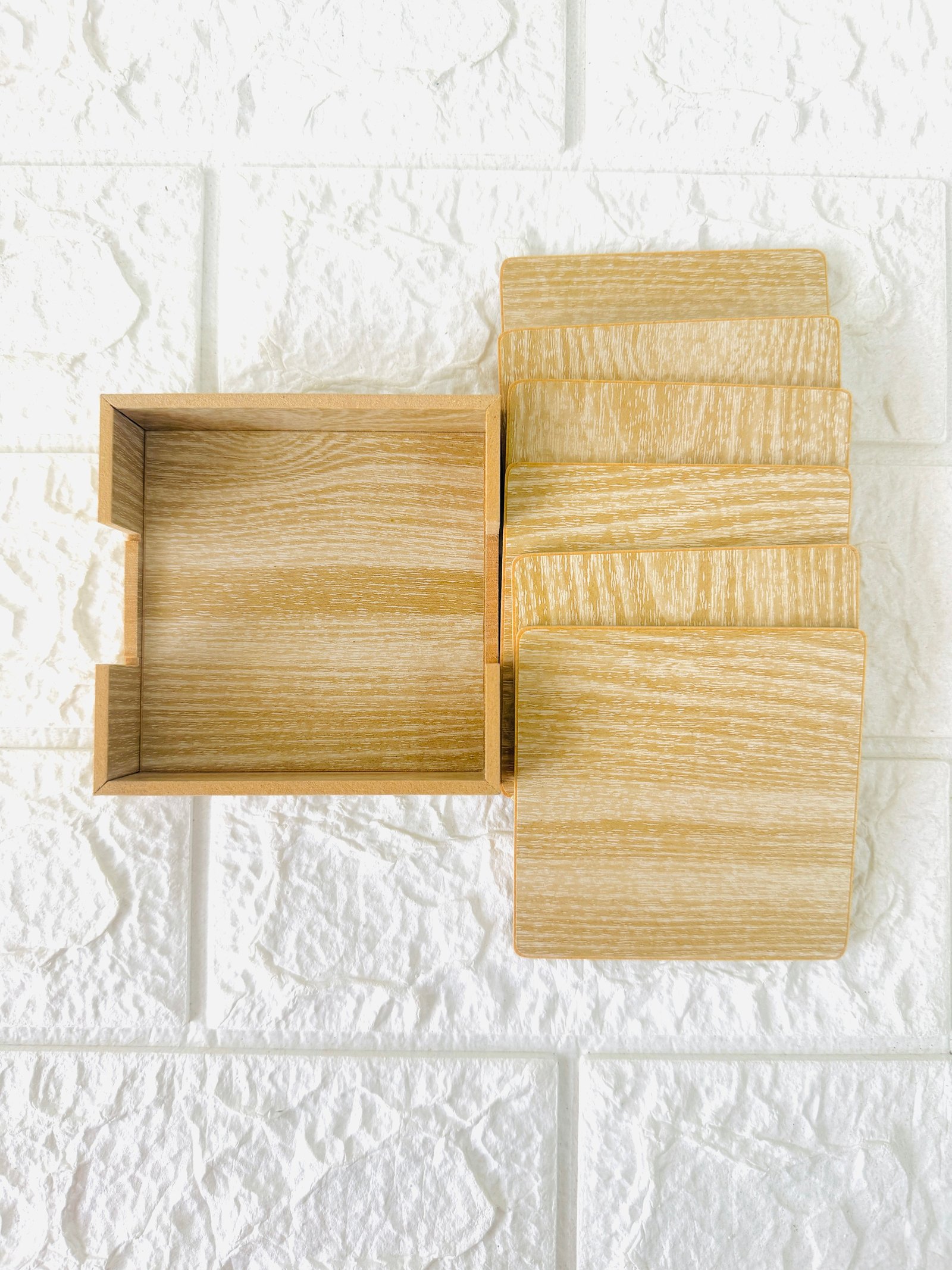 Wooden tray with 4 coaster